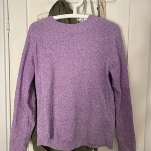 Lila tröja - Kommer inte till användning längre! Lite defekter men inget stort bara lite noppig! Hör av vid frågor💗