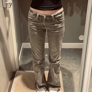 Gråa bootcut jeans - Fina gråa jeans med snygg design på baksidan 😍