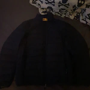 Parjumper puff jacka  - Säljer denna snygga parajumpers puff jacka i perfekt skick 10/10. Storlek XL, nästan aldrig använd, säljer för att jag inte fann någon användning för den
