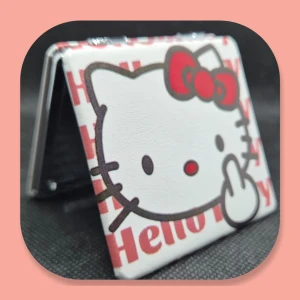 Hello Kitty 🎀 Fickspegel  - Så Söt Fickspegel Hello Kitty dubbla spegelglas där den ena förstorar mått är 7×7cm 🎀Titta igenom alla mina upplagda & köp fler saker i Bundle för att spara på frakten & få allt du köpt i ett & samma paket🎀 För att köpa med Bundle så får du först trycka i "Köp med bundle" sedan väljer du ut allt du vill köpa för att få allt på samma frakt = Billigare 👌 Om du däremot köper fler varor i olika köp blir det egen frakt för varje köp. Önskar du swisha mej, meddela mej vad du vill köpa så ordnar vi det