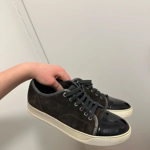 Lanvin skor - Mycket schyssta Lanvin skor i den eftertraktade färgen mörkbrun!| Skorna är i grymt skick, används mycket sparsamt!| Storlek 9/43 men passar nog en storlek till| Endast skorna medföljer| Tveka inte att skriva vid det minsta lilla💭!