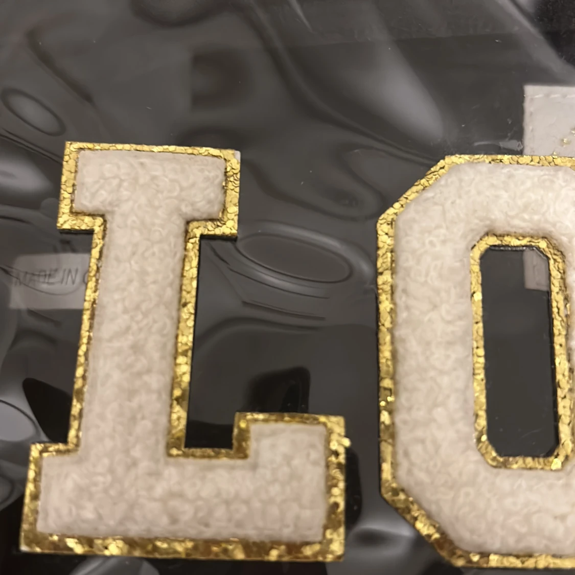 Jättefin svart necessär med texten LOVE - 3