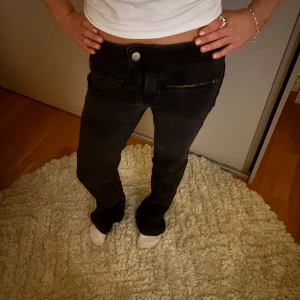 svarta jeans med dragkedja - pull and bear jeans slutsålda. Skulle säga att de är svart/grå