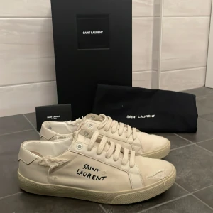 Saint Laurent skor - Säljer nu dessa Saint Laurent skor då de är för små för mig, de är i storlek 41 men passar 42. Skorna är i väldigt bra skick och all tillbehör tillkommer! Det är bara att höra av dig vid minsta frågor eller funderingar!! 