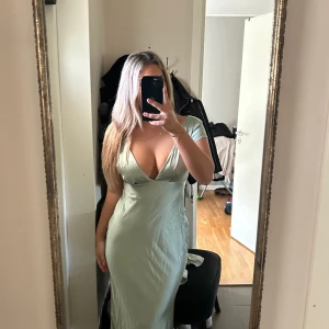 Satin grön balklänning - Satin ljus grön balklänning helt ny med prislapp kvar. Storlek M, jag är 169cm lång och den passar bra i längden. Säljer för 1000kr