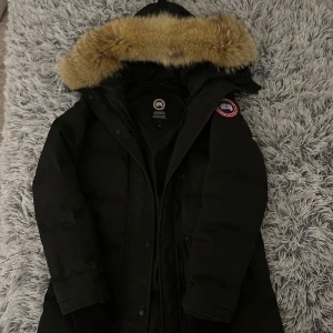 Canada goose - Säljer min svarta canada goose jacka i modell shelburne parka. 