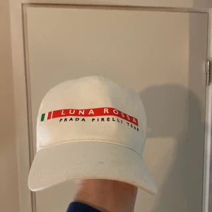 Vit Prada keps - Vit  keps från Prada 