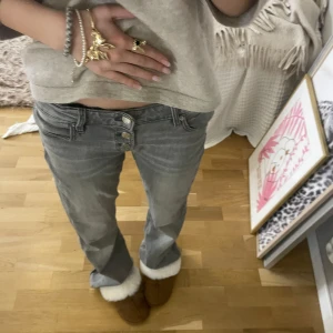 Grå bootcut jeans  - Så fina grå bootcut jeans i storlek ”152 extra tall”. Lite stora på mig som är ca 158. Passar mer runt 165 hållet🙌🏼