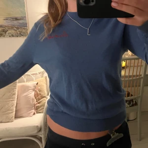 Kashmir tröja Zadig  - Säljer denna blåa kashmir Zadig tröjan med broderad röd text. Tyvärr har den en defekt (som troligtvis går att åtgärda) som jag gärna skickar bild på vid fråga!🥰