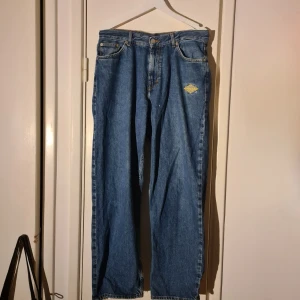 vintage sweet skbts jeans - Blåjeans från sweet skateboarding company 💞 Storlek S på lappen men passar större också. Slitna men inte oacceptabelt så.