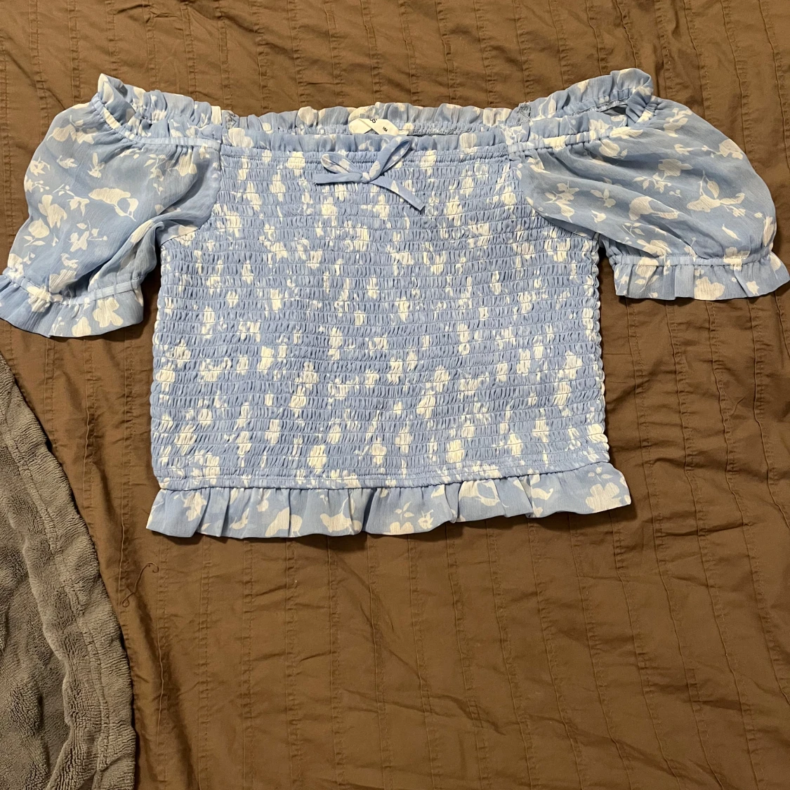 Blå offshoulder topp med blommönster