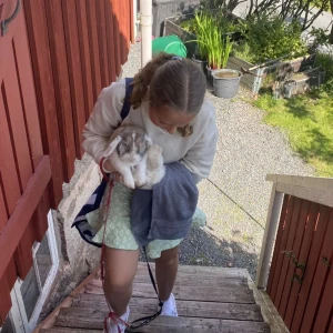 Grön blommig kjol med volang - Gullig grön kjol med blommigt mönster och volangdetalj längst ner. Finns en dragkedja på sidan. Perfekt för sommaren och är i jättebra skick, skriv för fler bilder!!💞