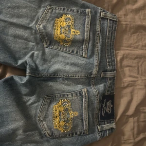 Victoria Beckham jeans - Jättesnygga lågmidjade Victoria Beckham jeans som är utsvängda. Midjemåttet tvärs över är 37 cm och innerbenslängden 80 cm, skriv för egna bilder💞storlek 34/36