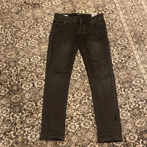 Svarta Slim-fit jeans från Jack and Jones - Säljer dena Jack and Jones jeans. Modell på jeansen är glean(Slim-fit) och storlek är  29w 30l. De är riktigt fett🤙🍾🎉 och går lätt att matcha. Jag skulle rekommendera dessa jeans till dig som lättar svarta slim fitt jeans👖för ett rimligt pris💸. Om ni är  intresserad eller har några frågor är det bara att fråga 😁.