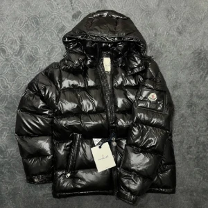Moncler - Säljer nu en helt fräsch Moncler Maya. Jackan har inga slitage och är i helt nytt skick. NFC scan fungerar och alla lappar finns kvar. Jackan är i storlek 2 vilket motsvarar S/M. Ifall man vill ha fler bilder och NFC bevis så är det bara att kontakta mig😊