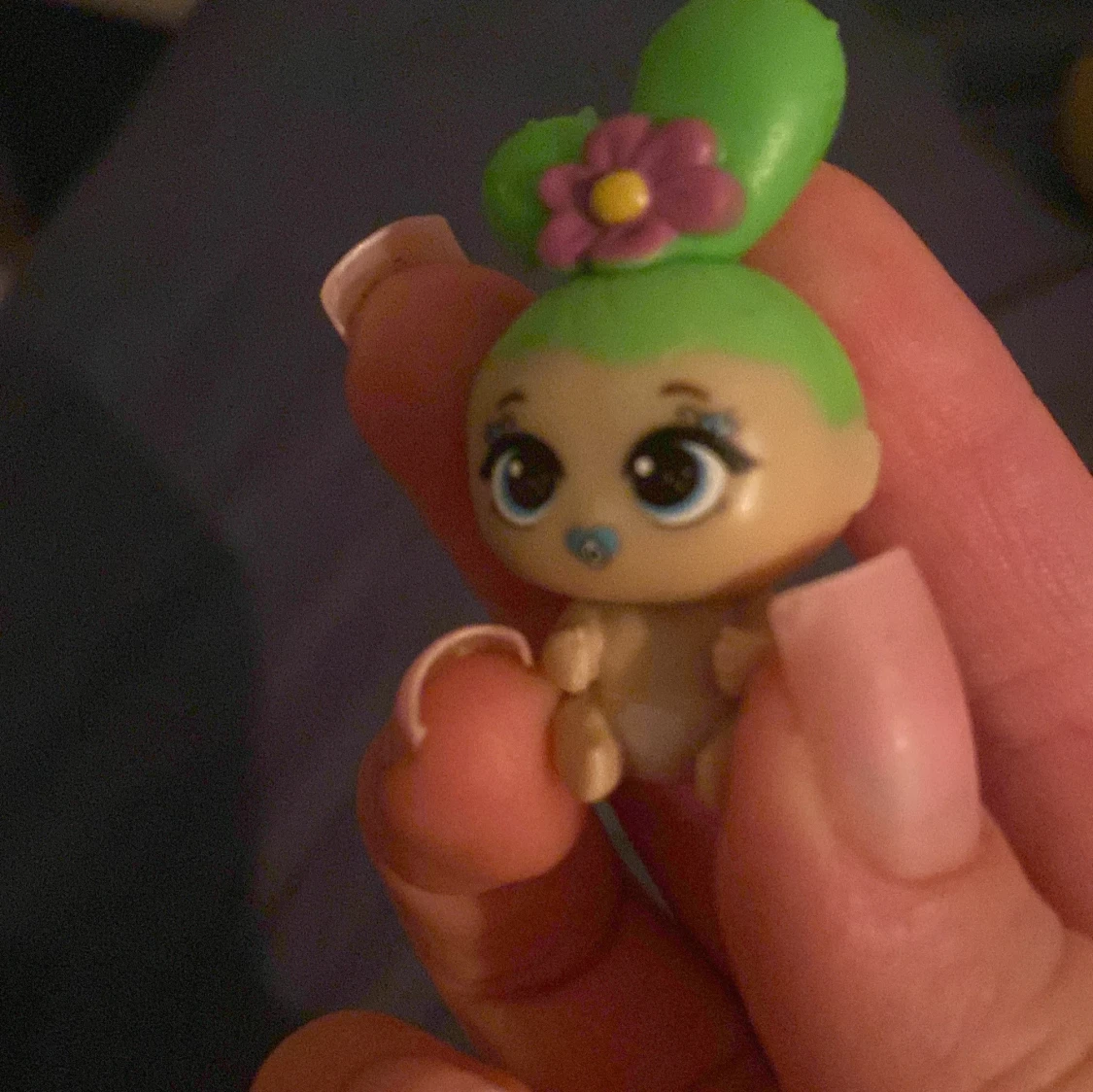 En liten docka med kaktus hår  - 93