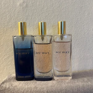 Parfymtrio My Way från Giorgio Armani - Upptäck tre eleganta dofter från Giorgio Armani's My Way-kollektion. Flaskorna har en stilren design med gyllene lock och varierande nyanser av blått och klart glas. Perfekt för den som vill ha en sofistikerad och modern doftupplevelse. 15ml