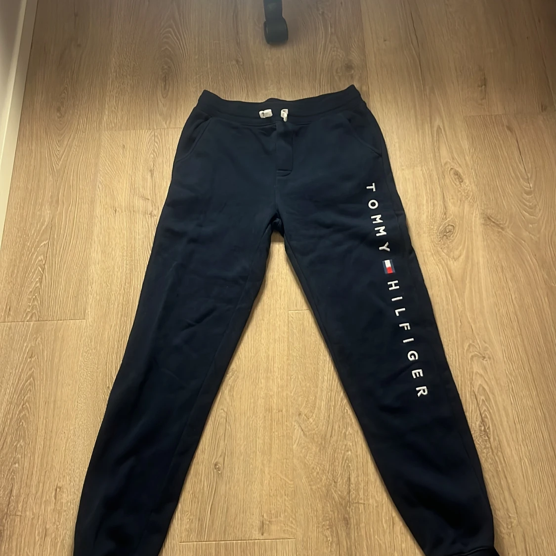 Marinblå mjukisbyxor från Tommy Hilfiger