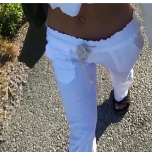 Vita linnebyxor med snörning från Roxy - Snygga vita linnebyxor med avslappnad passform och snörning i midjan. Storlek XS Perfekta för en somrig look, dessa byxor har en loose stil och är tillverkade i linne för extra komfort. De har en högmidjad design och raka ben som ger en stilren siluett. köpta på Zalando skriva om ni vill ha mer bilder