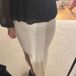 Vit lång kjol - Vit lång kjol från bershka i XS.💕