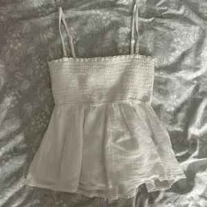 Gina tricot blus - Säljer den här söta toppen/blusen från Gina tricot Young som även går att använda som en kjol❤️