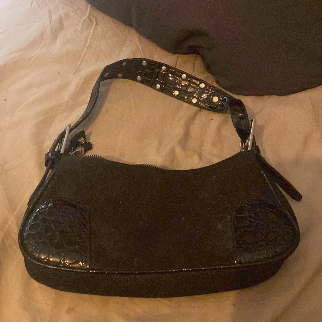 Svart axelväska med nitar - 91