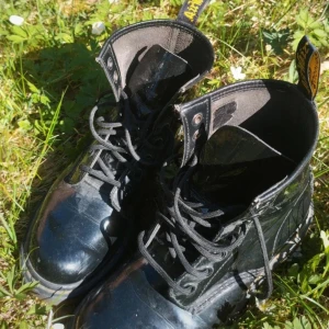 Svarta kängor från Dr. Martens - Säljer ett par klassiska svarta Dr. Martens kängor med snörning. Smått använda. Storlek 35-36. Nypris 1200 säljes för 600