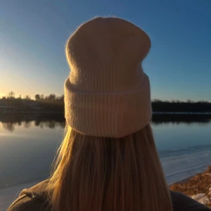 Mössa med satininlägg - Vit🤍