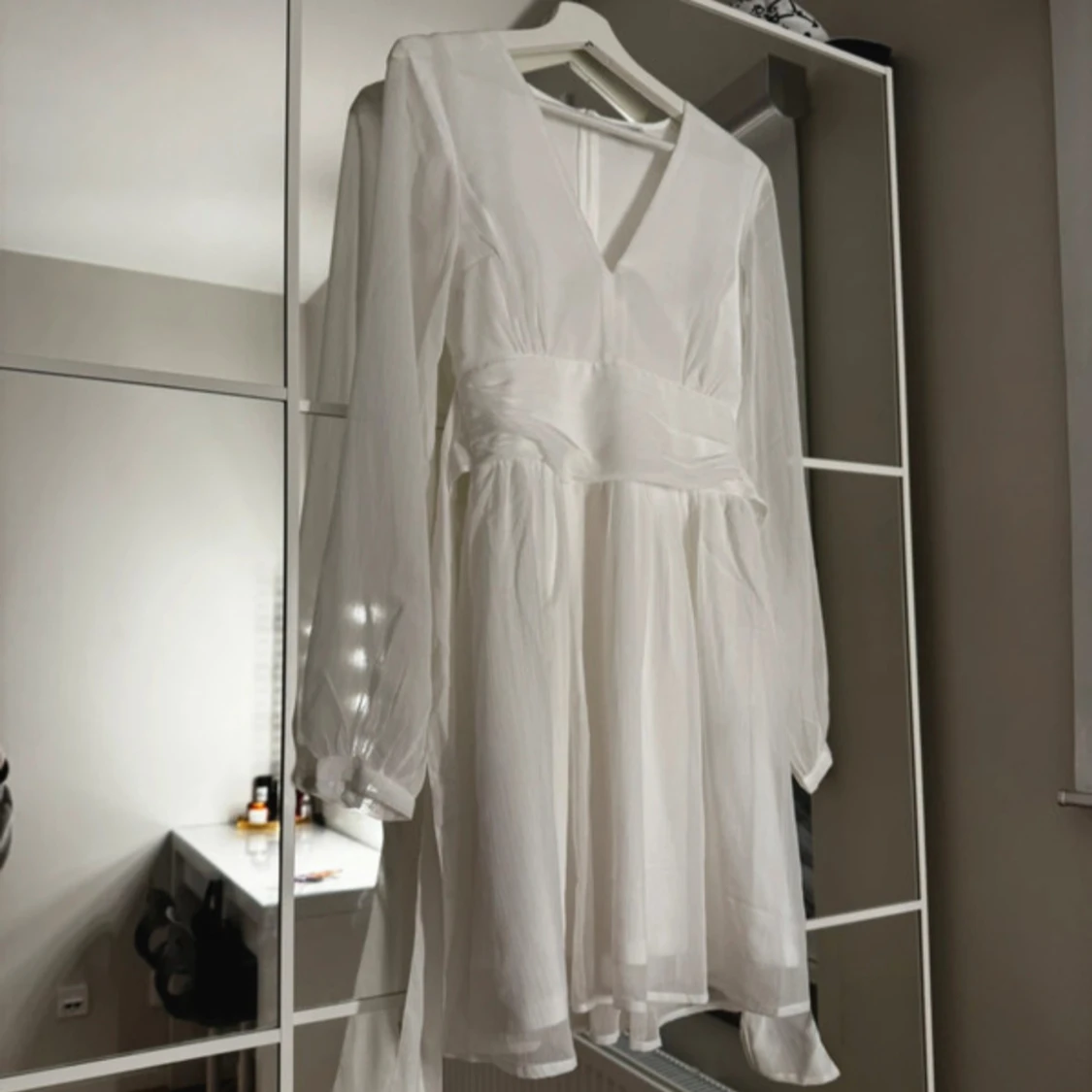 Vit klänning med knytband (studentklänning)