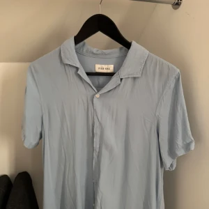 Kortärmad skjorta från Pier One - Storlek XS men båda är oversized, 2st för 200kr