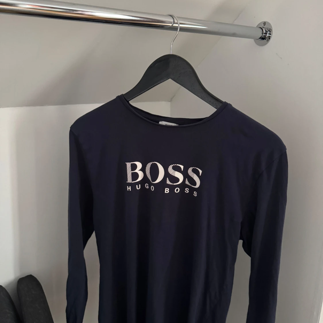 Marinblå långärmad tröja från Hugo Boss