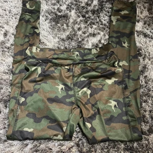 Kamoflage tights  - Ett par militär gröna tights med kamouflage mönster. Jätte bekväma och stretchiga. Dom kommer ifrån jägarliv och är i storlek S. 💚
