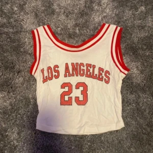 ❤️Basket linne🤍 - Säljer ett vit basketlinne med röda detaljer och texten 'Los Angeles 23' på framsidan.