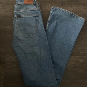 Lee jeans - Snygga blå jeans från Lee med bootcut 💙