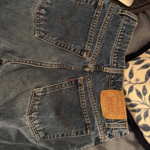 Blå Levis 519 jeans - Superfina klassiska blå Levis 501 jeans. De har en rak passform och är väldigt tidlösa. Lite slitna längst ner på benen. Toppen att klippa shorts av om man hellre skulle vilja det 🌟