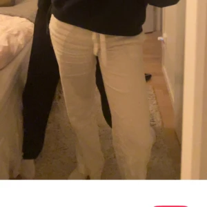 Vita linne byxor med snörning - Säljer ett par bekväma vita linnebyxor med snörning i midjan. Perfekta för en avslappnad stil hemma eller på språng. Byxorna har en loose passform och är tillverkade i mjukt material.