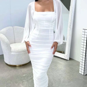 Student klänning-Helt ny - Klänning från Thatssofetch, helt ny med prislapp på. Köptes inför studenten i flera storlekar, säljer pga fel storlek. Inköpspris: 630kr Storlek XS💗