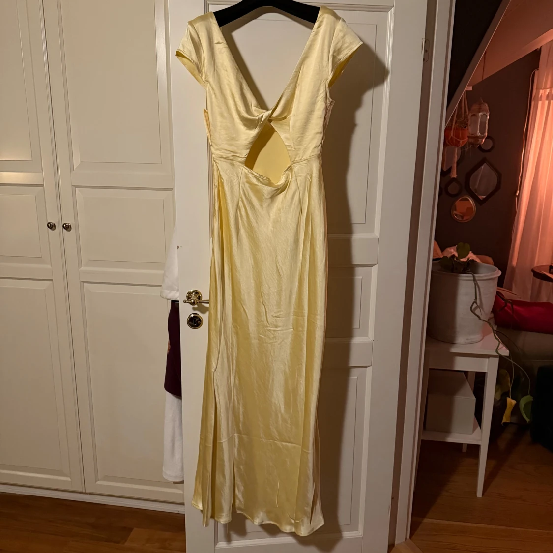 Gul långklänning med öppen rygg - 91