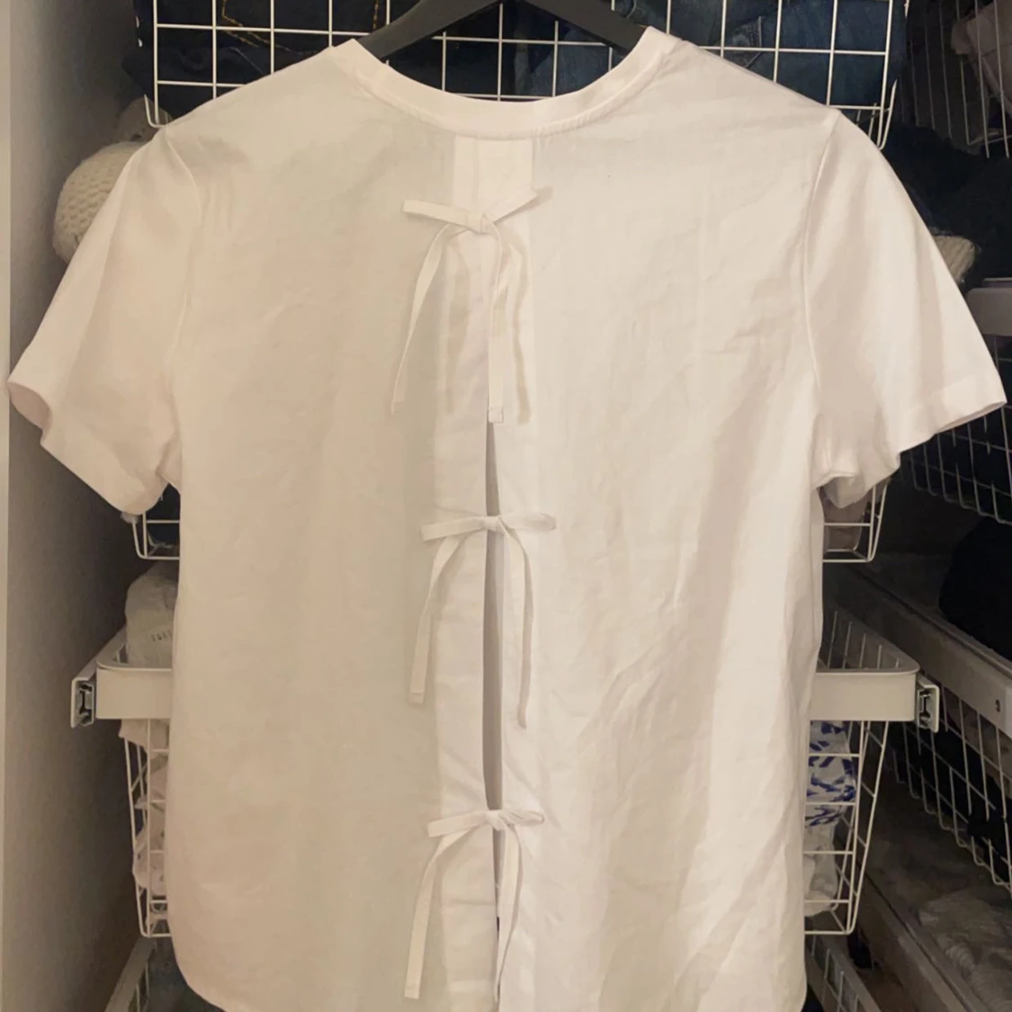 Vit t-shirt med knytning från ONLY