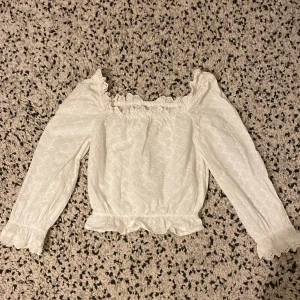 Vit spetstopp  - Vit blus/topp i fint spetsmönster! Går att både ha som vanligt och off-shoulder🤍