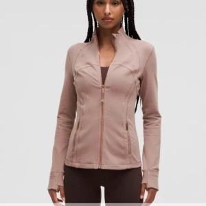 Lululemon  - Tröja ifrån lululemon i modellen Delfine Jacket Luon sparkle. Tröjan ligger fortfrande kvar i förpackning oöppnad. Storlek 4 vilket motsvarar storlek 32 men sitter bra på mig med storlek 36 i vanliga fall. Säljs då jag råka köpa 2, helt slut på hemsidan. 