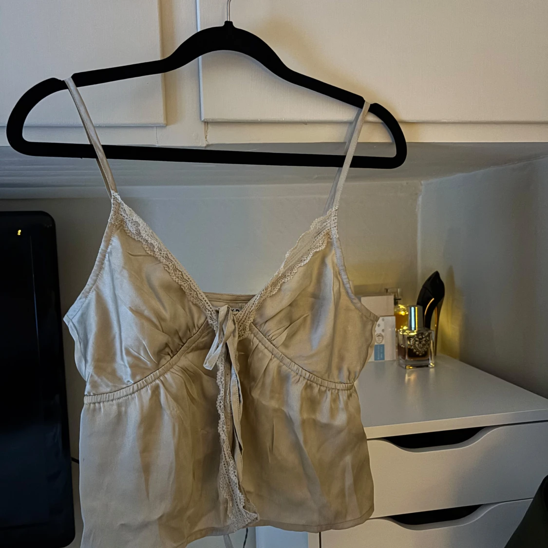 Guldigt linne från NA-KD