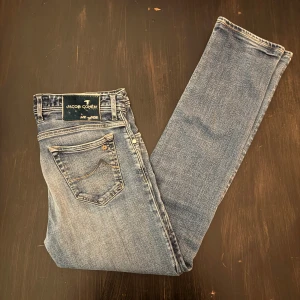 Jacob Cohen jeans  - Säljer nu dessa trendiga limited edition Jacob Cohen jeans i storlek 32! Dessa är handgjorda i Italien och är i mycket bra skick. Modellen är style 688. Vid ytterligare frågor eller funderingar är det bara att höra av sig! 🙌🏽