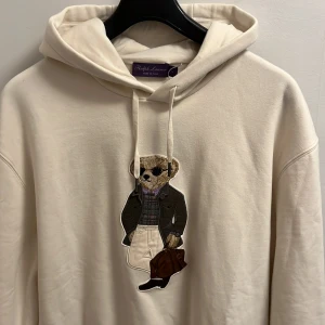 Ralph Lauren purple label Hoodie - Säljer en snygg krämvit hoodie från Ralph Lauren PL. Kan köpas just nu på Ralph Laurent hemsida för 10,195kr