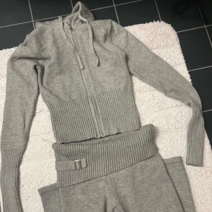 Grå stickad hoodie från Frankies Bikinis storlek:M färgen är Rain Cloud - Säljer en grå stickad hoodie från Frankies Bikinis. Den har en dragkedja framtill och ribbade detaljer vid midjan och ärmsluten. Perfekt för kyliga dagar. Köpte från Frankies bikini. Aldrig använda. Köpte för 4500 kronor för båda men säljer båda för 2800 kronor✨ 