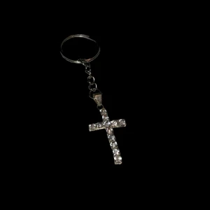 Nyckelring med glittrigt kors - Snygg nyckelring med ett glittrigt kors i silverfärg.⛓️Perfekt som accessoar för att ge dina nycklar en personlig touch. Korset är dekorerat med små stenar som ger en extra glans.💎🔑Använd gärna ”köp nu”!🔥