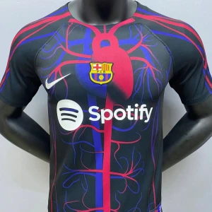 FC Barcelona fotbollströja med Spotify-logga - Snygg FC Barcelona fotbollströja från Nike med Spotify-logga. Tröjan har ett unikt mönster i rött och blått på en svart bakgrund. Perfekt för fans som vill visa sitt stöd med stil.
