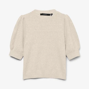 Beige/vit stickad tröja från Vero Moda - Säljer en ljus beige stickad tröja från Vero Moda. Tröjan har korta ärmar och en rund halsringning. 