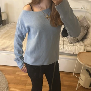 Ljusblå tröja - Säljer en ljusblå tröja med långa ärmar. Perfekt för en avslappnad stil. Tröjan har en mjuk och bekväm passform.💓