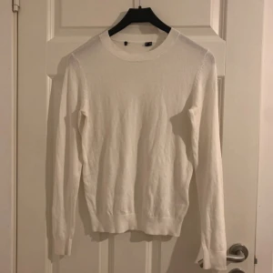 Vit stickad tröja - Säljer en stilren vit stickad tröja från lager157 Tröjan har långa ärmar och en rund halsringning, perfekt för kyligare dagar. Enkel och klassisk design som passar till det mesta.